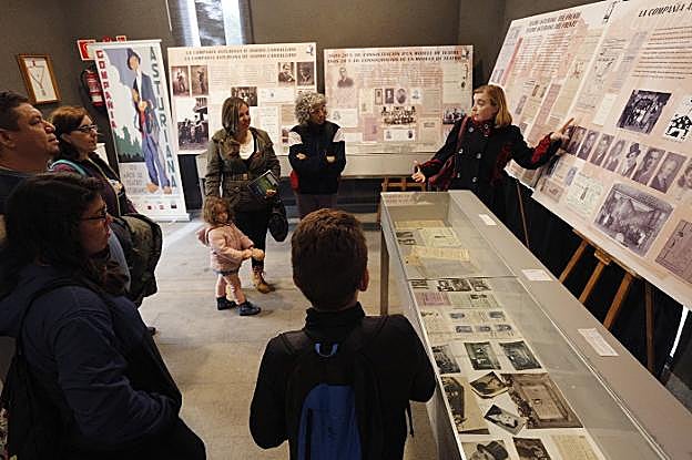 Una integrante de la Compañía Asturiana de Comedias explica la exposición a los visitantes en el Jardín Botánico. 