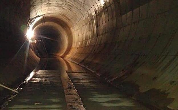 Túnel del metrotrén que acaba de ser vaciado, lo que obliga a mantener un bombeo para evitar que vuelva a inundarse. 