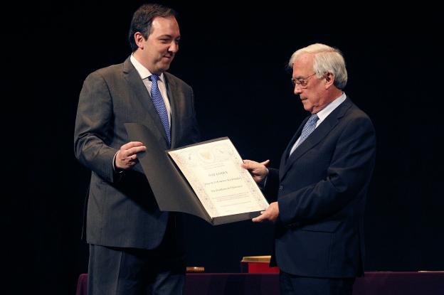 El alcalde, Alejandro Vega, entrega el diploma de Hijo Predilecto a Evaristo Arce Piniella en el teatro Riera. 