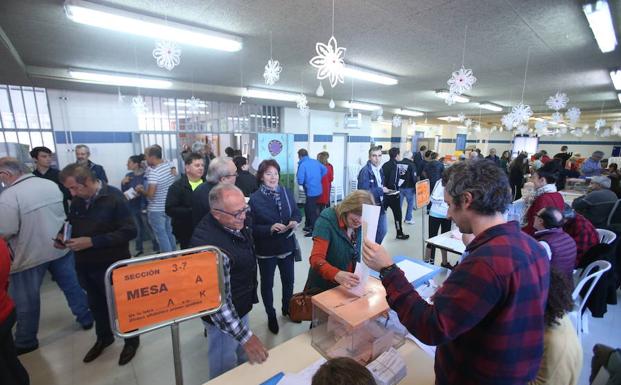 Colas de votantes durante la mañana del 28A