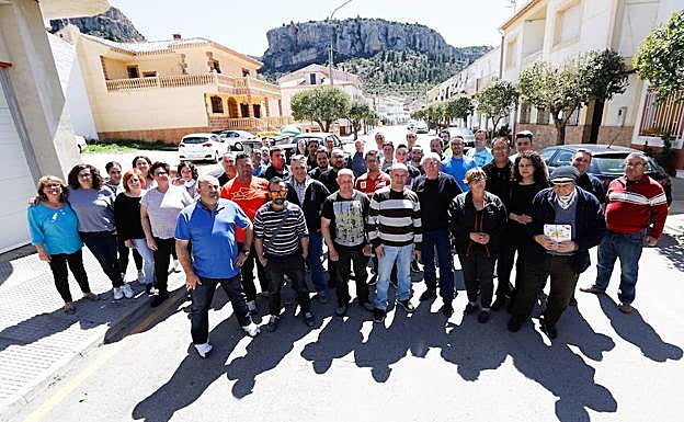 Vecinos de Benizar se concentran para protestar por el abandono de esta población murciana.