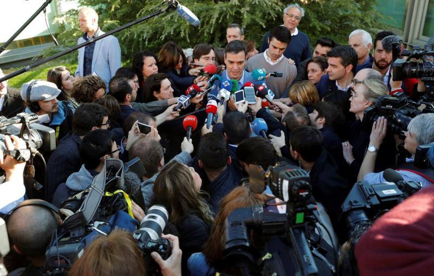 Fotos de la jornada electoral, candidatos y anécdotas en las votaciones de las elecciones generales 28A. Pedro Sánchez atiende a los medios de comunicación tras la votación. 