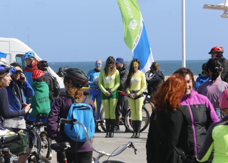 Unas 550 personas han participado en la última bicicletada ambiental organizada por 30 días en bici en Gijón, a la que ha seguido una espicha en el Museo del Pueblo de Asturias.