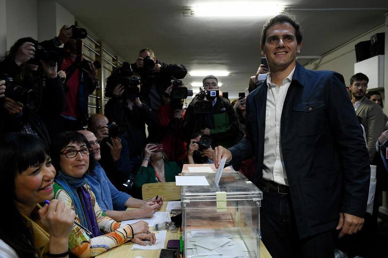 Pedro Sánchez y Pablo Iglesias fueron los más madrugadores. Tras ellos, Albert Rivera hacía lo propio en Barcelona. Los últimos en votar serán Pablo Casado y Santiago Abascal.