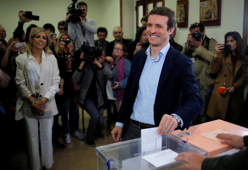 Pedro Sánchez y Pablo Iglesias fueron los más madrugadores. Tras ellos, Albert Rivera hacía lo propio en Barcelona. Los últimos en votar serán Pablo Casado y Santiago Abascal.