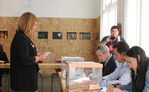 Gimena Llamedo González, secretaria de Organización del PSOE, ejerce su derecho a voto en Arriondas. 