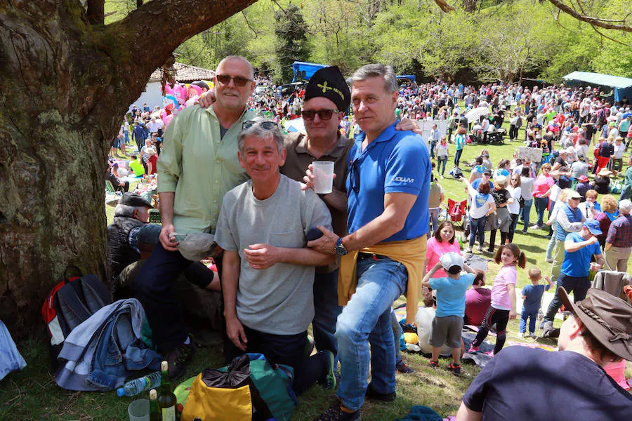 Centenares de romeros se han dado cita en el prau de las fiestas de La Flor de Pola de Lena. El sol ha animado una cita en la que ha habido misa y procesión, comida típica y música y baile tradicional. 