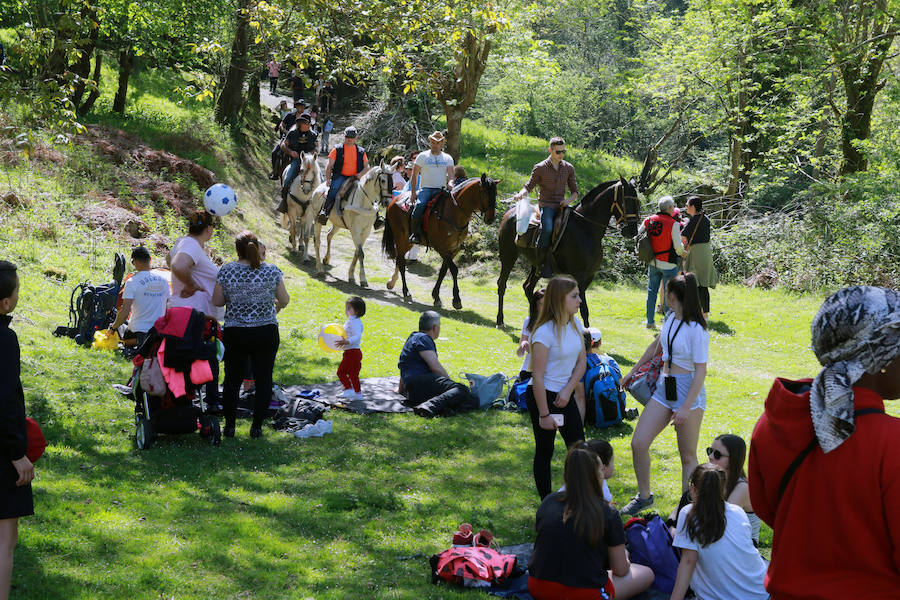 Centenares de romeros se han dado cita en el prau de las fiestas de La Flor de Pola de Lena. El sol ha animado una cita en la que ha habido misa y procesión, comida típica y música y baile tradicional. 