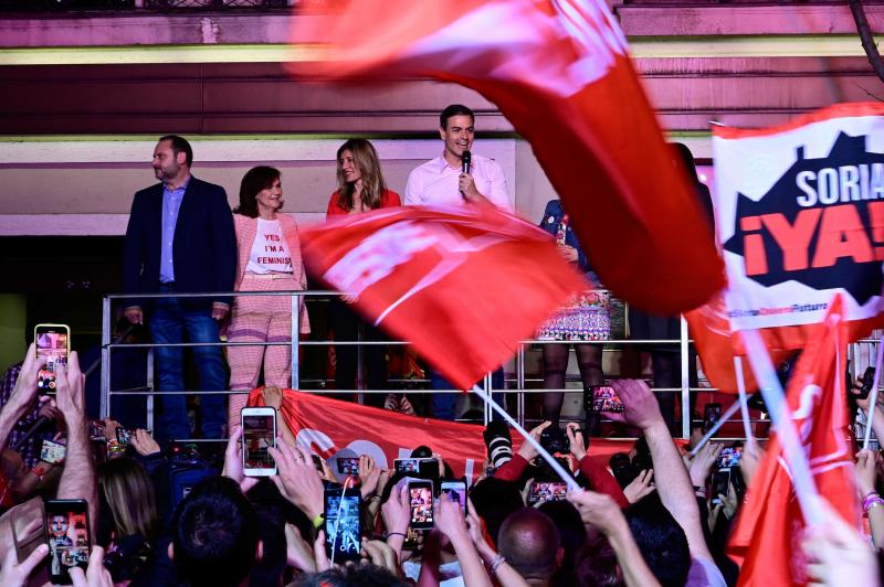 Miles de simpatizantes han acudido a la sede del PSOE en la calle Ferraz de Madrid para celebrar la victoria de Pedro Sánchez en las elecciones generales de este 28 de abril. El líder socialista ha estado arropado también por la candidata de la formación en Asturias y vicesecretaria general socialista, Adriana Lastra.