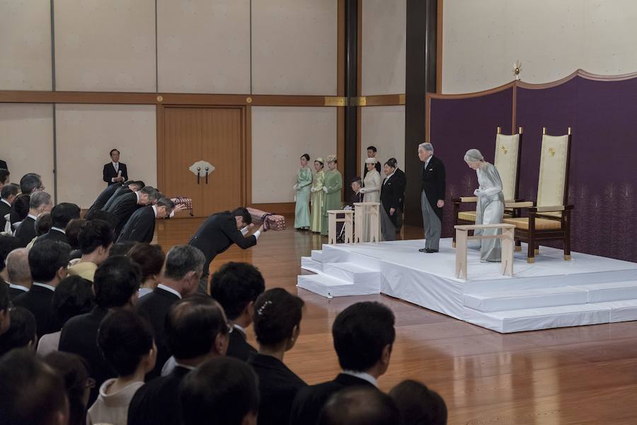 El emperador japones Akihito ha abdicado hoy en favor de su hijo Naruhito. La ceremonía fue celebrada en el Seiden (Salón de Estado), en Tokio. Se trata de un hecho histórico, ya que hacía 200 años que no se producía una sucesión en vida en Japón.