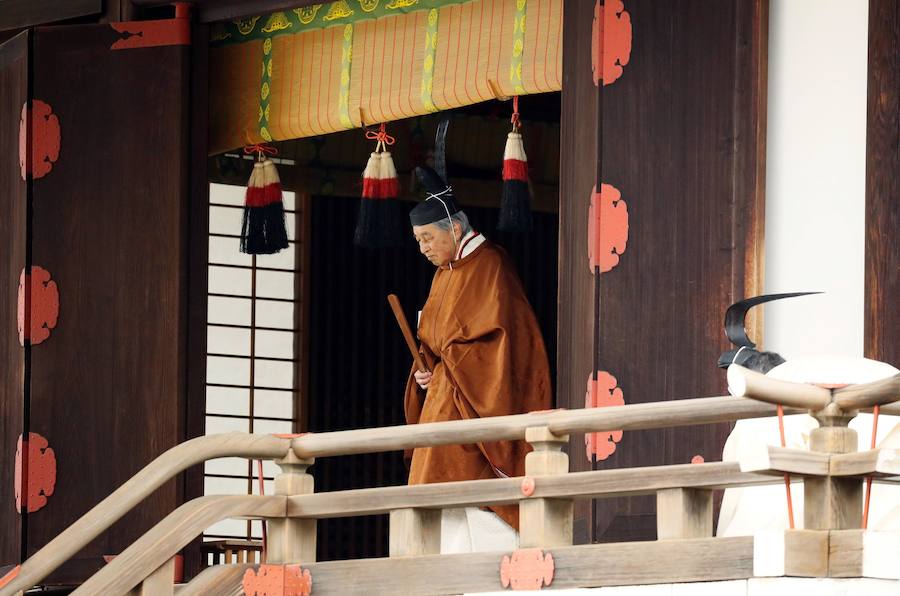 El emperador japones Akihito ha abdicado hoy en favor de su hijo Naruhito. La ceremonía fue celebrada en el Seiden (Salón de Estado), en Tokio. Se trata de un hecho histórico, ya que hacía 200 años que no se producía una sucesión en vida en Japón.