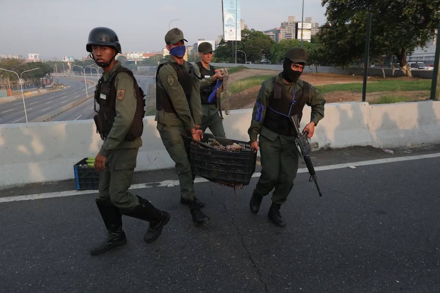 El presidente de la Asamblea Nacional venezolana, Juan Guaidó, acompañado de un liberado Leopoldo López y de un grupo de militares aseguran que Venezuela está en la fase final de la Operación Libertad.