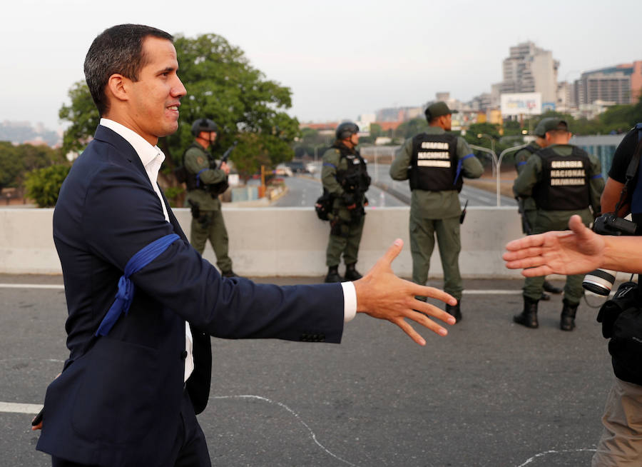 El presidente de la Asamblea Nacional venezolana, Juan Guaidó, acompañado de un liberado Leopoldo López y de un grupo de militares aseguran que Venezuela está en la fase final de la Operación Libertad.