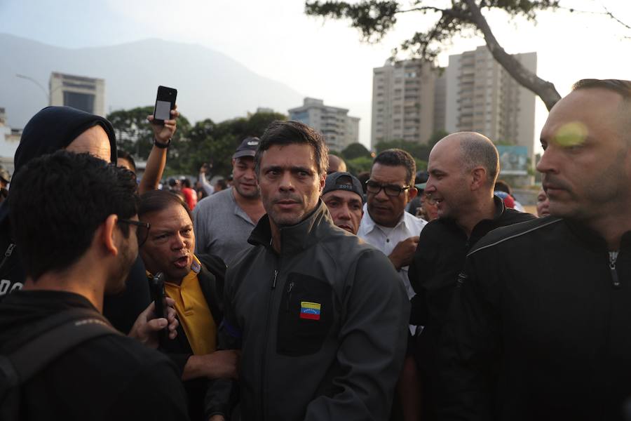 El presidente de la Asamblea Nacional venezolana, Juan Guaidó, acompañado de un liberado Leopoldo López y de un grupo de militares aseguran que Venezuela está en la fase final de la Operación Libertad.