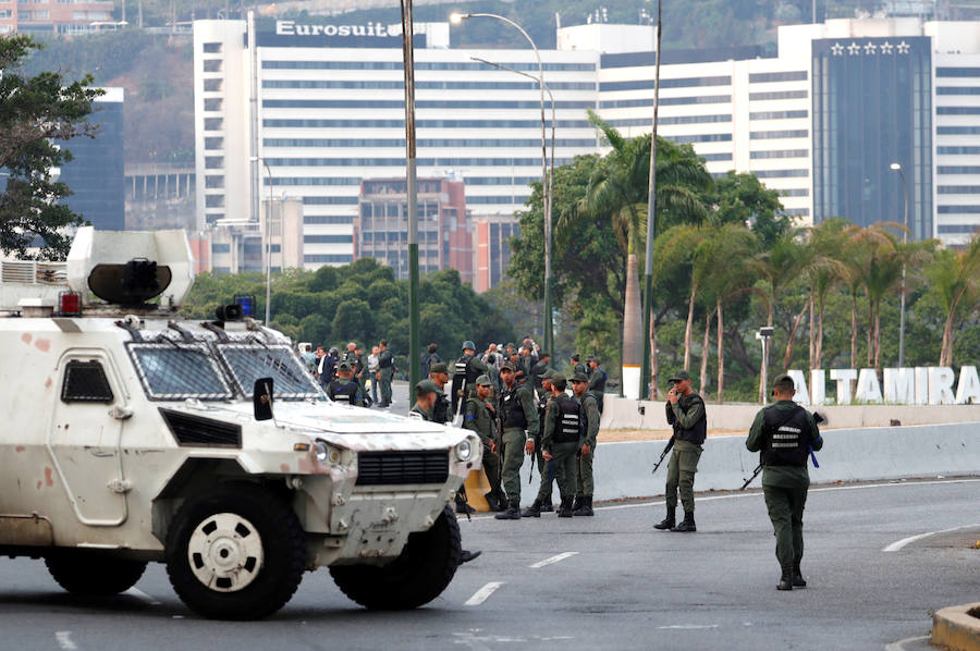 El presidente de la Asamblea Nacional venezolana, Juan Guaidó, acompañado de un liberado Leopoldo López y de un grupo de militares aseguran que Venezuela está en la fase final de la Operación Libertad.