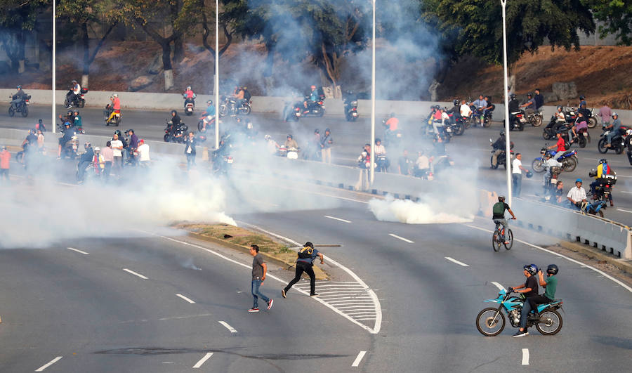 El presidente de la Asamblea Nacional venezolana, Juan Guaidó, acompañado de un liberado Leopoldo López y de un grupo de militares aseguran que Venezuela está en la fase final de la Operación Libertad.