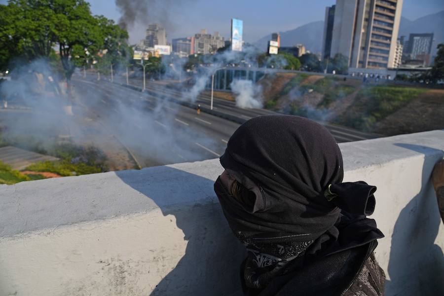 El presidente de la Asamblea Nacional venezolana, Juan Guaidó, acompañado de un liberado Leopoldo López y de un grupo de militares aseguran que Venezuela está en la fase final de la Operación Libertad.