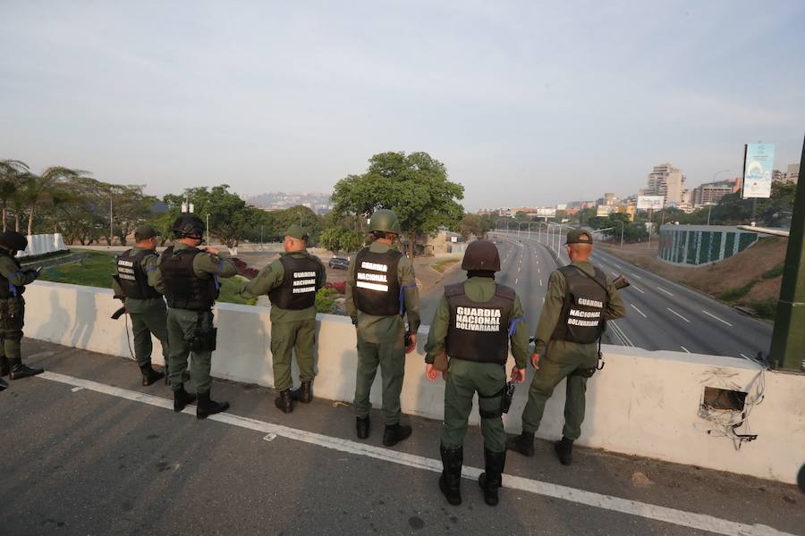 El presidente de la Asamblea Nacional venezolana, Juan Guaidó, acompañado de un liberado Leopoldo López y de un grupo de militares aseguran que Venezuela está en la fase final de la Operación Libertad.