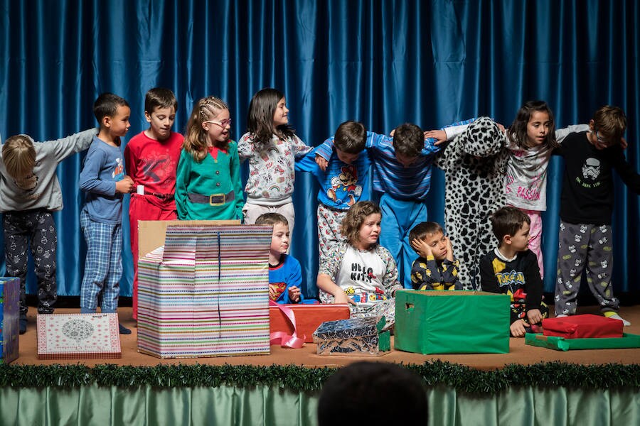 El colegio Ecole de Llanera ha clausurado su IV Festival de Teatro. La obra que cerró esta cuarta edición fue 'Cuatro corazones con freno y marcha atrás', de Jardiel Poncela. Los alumnos encargados de esa función fueron los de 4º de la ESO. Hubo otras siete obras a cargo de estudiantes de Primaria y Secundaria