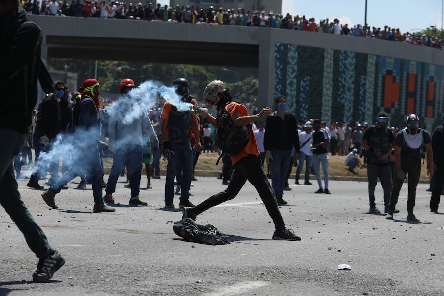 Juan Guaidó, reconocido como el mandatario interino por más de 50 países, acompañado del liberado Leopoldo López ha movilizado a militares y al pueblo para «tomar las calles de Venezuela», dónde han protagonizado intensas revueltas.