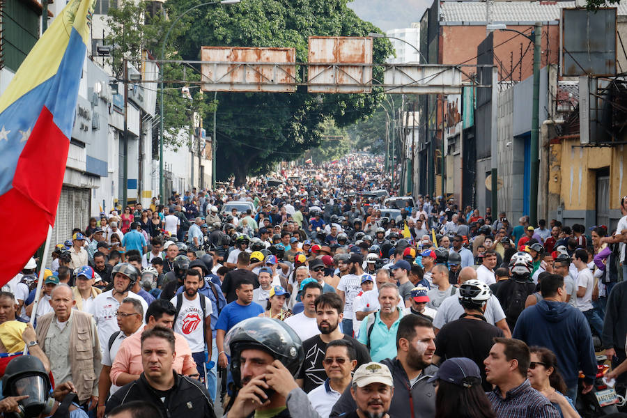 Juan Guaidó, reconocido como el mandatario interino por más de 50 países, acompañado del liberado Leopoldo López ha movilizado a militares y al pueblo para «tomar las calles de Venezuela», dónde han protagonizado intensas revueltas.