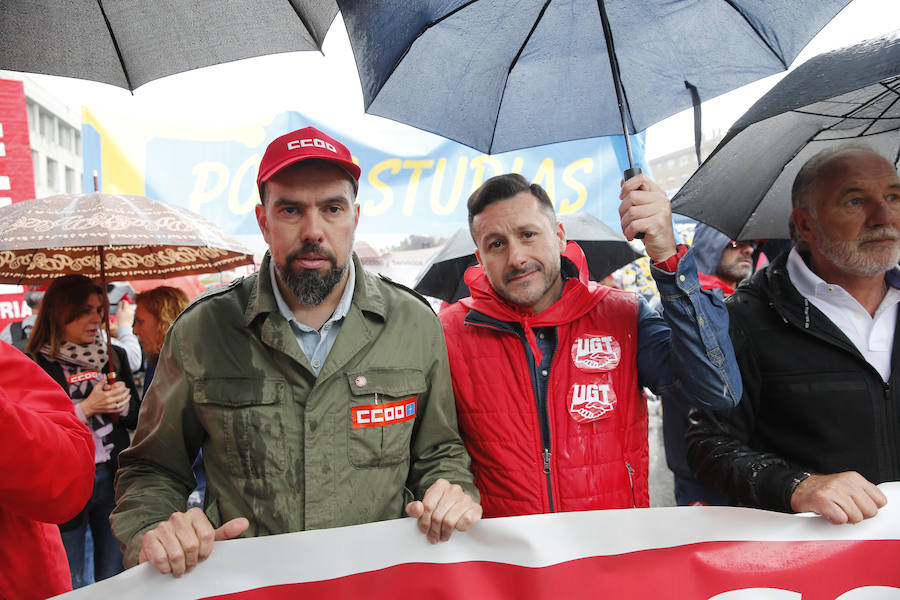 UGT y CCOO de Asturias convocan esta concentración con motivo del 1 de mayo bajo la consigna 'Derechos, igualdad, cohesión. Primero las personas', en la que reivindican al nuevo Gobierno que salga de las urnas que sitúe la agenda social en el centro de sus políticas