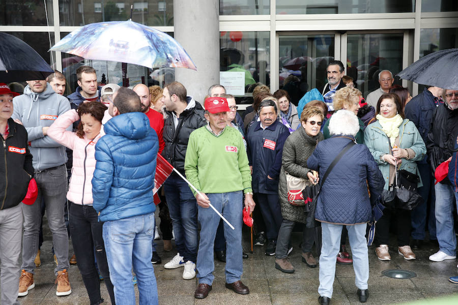 UGT y CCOO de Asturias convocan esta concentración con motivo del 1 de mayo bajo la consigna 'Derechos, igualdad, cohesión. Primero las personas', en la que reivindican al nuevo Gobierno que salga de las urnas que sitúe la agenda social en el centro de sus políticas