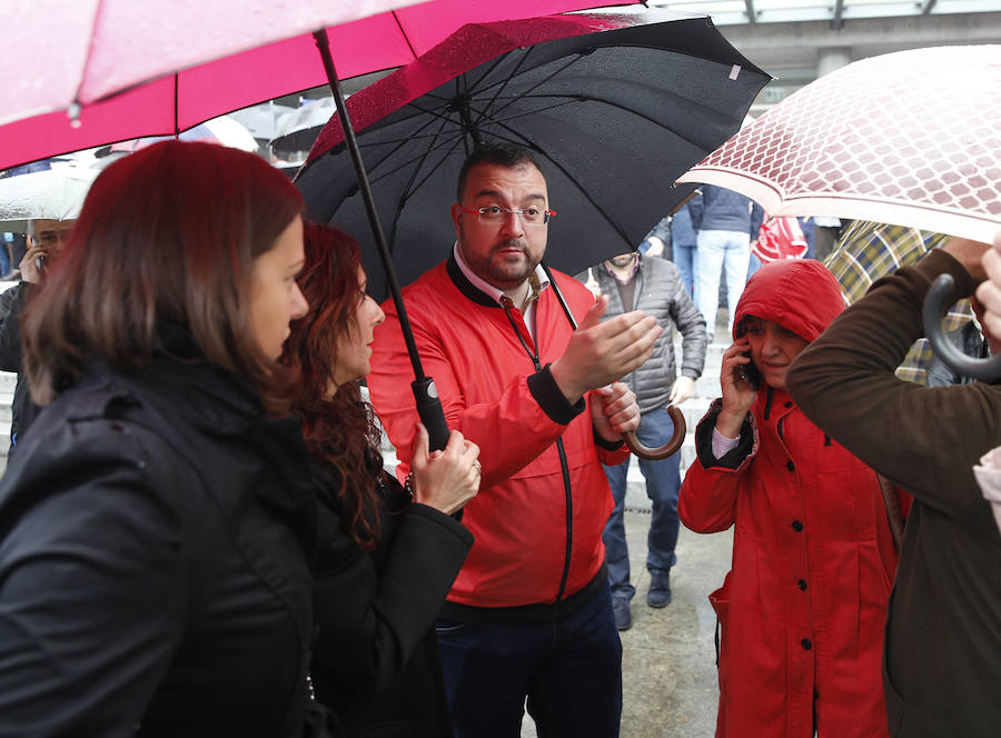 UGT y CCOO de Asturias convocan esta concentración con motivo del 1 de mayo bajo la consigna 'Derechos, igualdad, cohesión. Primero las personas', en la que reivindican al nuevo Gobierno que salga de las urnas que sitúe la agenda social en el centro de sus políticas