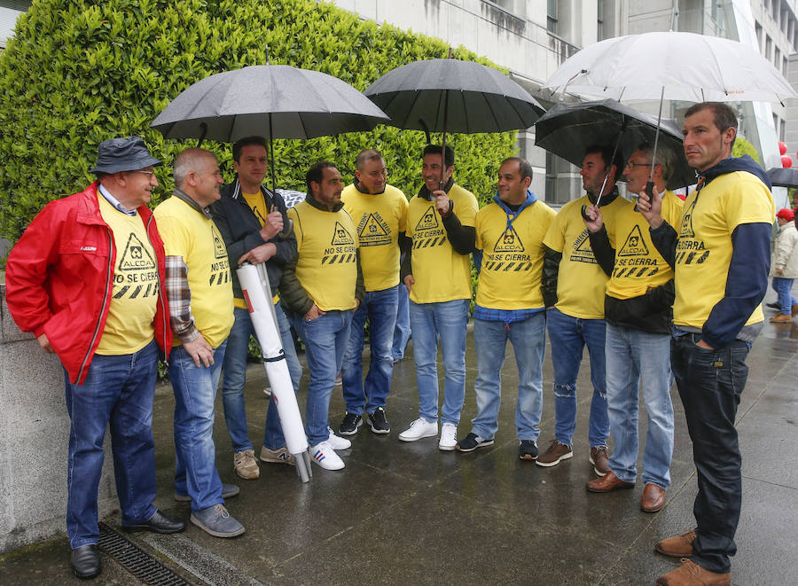 UGT y CCOO de Asturias convocan esta concentración con motivo del 1 de mayo bajo la consigna 'Derechos, igualdad, cohesión. Primero las personas', en la que reivindican al nuevo Gobierno que salga de las urnas que sitúe la agenda social en el centro de sus políticas