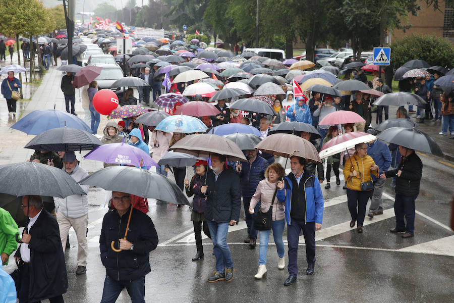 UGT y CCOO de Asturias convocan esta concentración con motivo del 1 de mayo bajo la consigna 'Derechos, igualdad, cohesión. Primero las personas', en la que reivindican al nuevo Gobierno que salga de las urnas que sitúe la agenda social en el centro de sus políticas