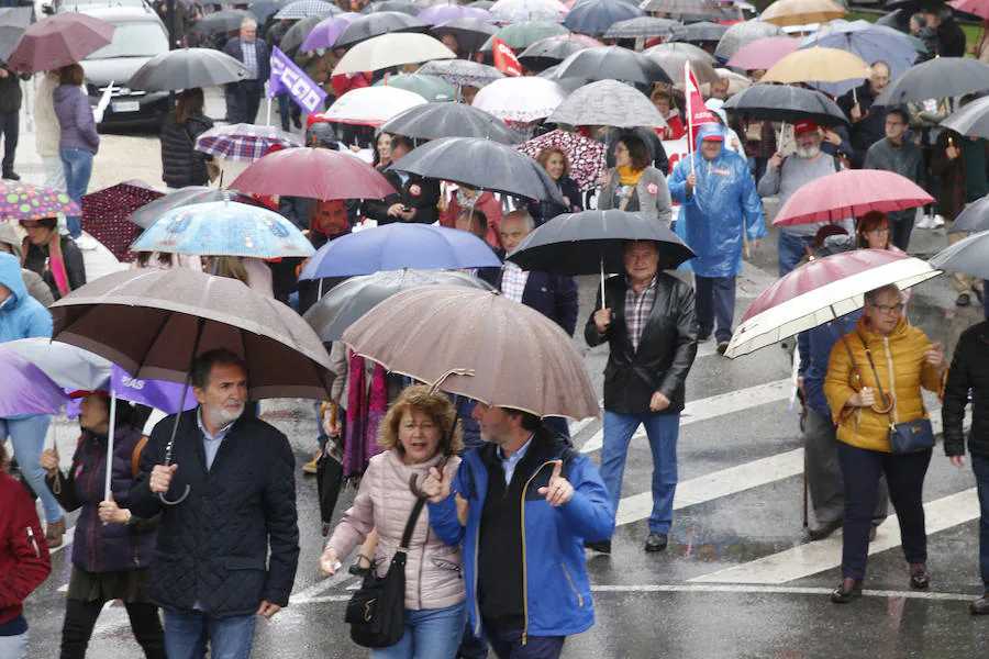 UGT y CCOO de Asturias convocan esta concentración con motivo del 1 de mayo bajo la consigna 'Derechos, igualdad, cohesión. Primero las personas', en la que reivindican al nuevo Gobierno que salga de las urnas que sitúe la agenda social en el centro de sus políticas