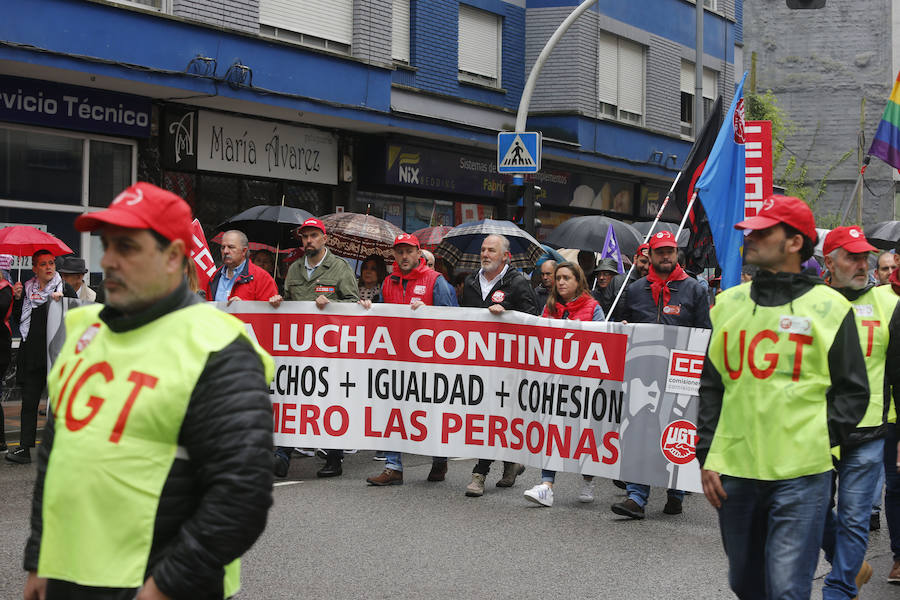 UGT y CCOO de Asturias convocan esta concentración con motivo del 1 de mayo bajo la consigna 'Derechos, igualdad, cohesión. Primero las personas', en la que reivindican al nuevo Gobierno que salga de las urnas que sitúe la agenda social en el centro de sus políticas