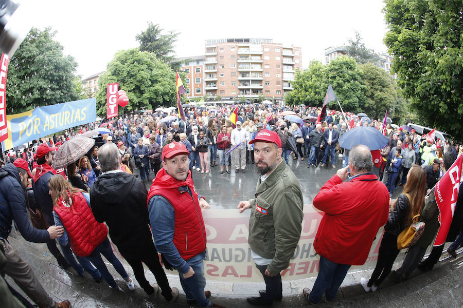 UGT y CCOO de Asturias convocan esta concentración con motivo del 1 de mayo bajo la consigna 'Derechos, igualdad, cohesión. Primero las personas', en la que reivindican al nuevo Gobierno que salga de las urnas que sitúe la agenda social en el centro de sus políticas