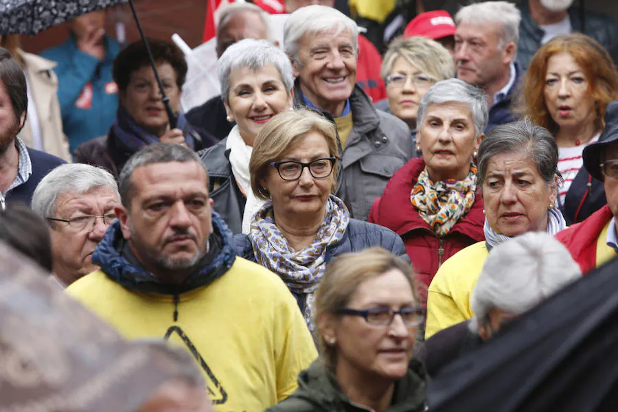 UGT y CCOO de Asturias convocan esta concentración con motivo del 1 de mayo bajo la consigna 'Derechos, igualdad, cohesión. Primero las personas', en la que reivindican al nuevo Gobierno que salga de las urnas que sitúe la agenda social en el centro de sus políticas