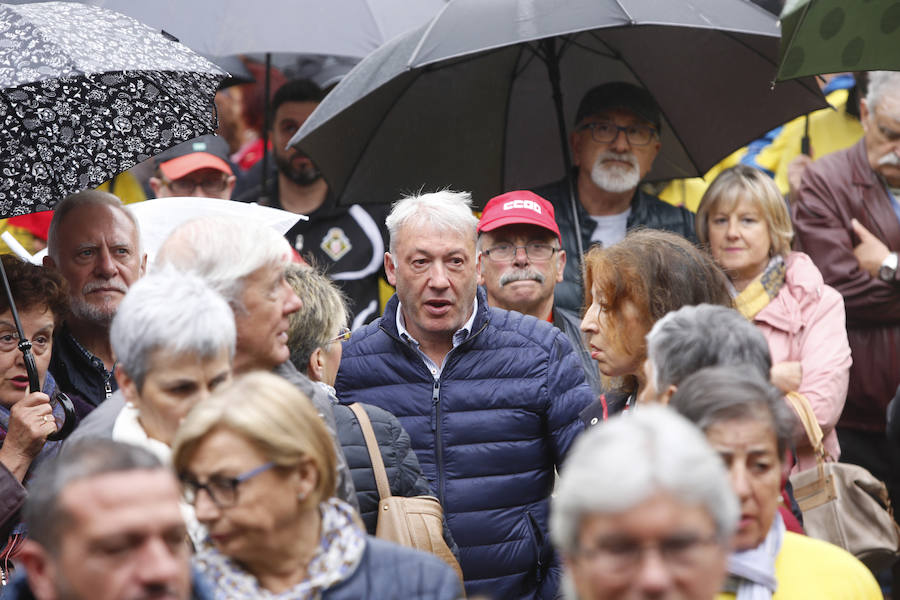 UGT y CCOO de Asturias convocan esta concentración con motivo del 1 de mayo bajo la consigna 'Derechos, igualdad, cohesión. Primero las personas', en la que reivindican al nuevo Gobierno que salga de las urnas que sitúe la agenda social en el centro de sus políticas