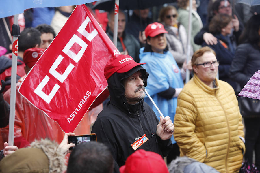 UGT y CCOO de Asturias convocan esta concentración con motivo del 1 de mayo bajo la consigna 'Derechos, igualdad, cohesión. Primero las personas', en la que reivindican al nuevo Gobierno que salga de las urnas que sitúe la agenda social en el centro de sus políticas