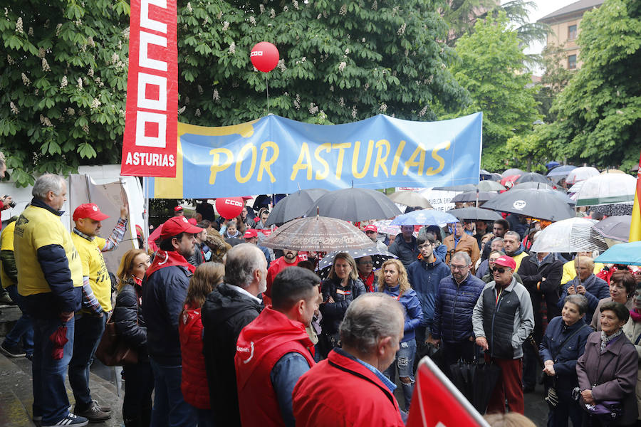 UGT y CCOO de Asturias convocan esta concentración con motivo del 1 de mayo bajo la consigna 'Derechos, igualdad, cohesión. Primero las personas', en la que reivindican al nuevo Gobierno que salga de las urnas que sitúe la agenda social en el centro de sus políticas