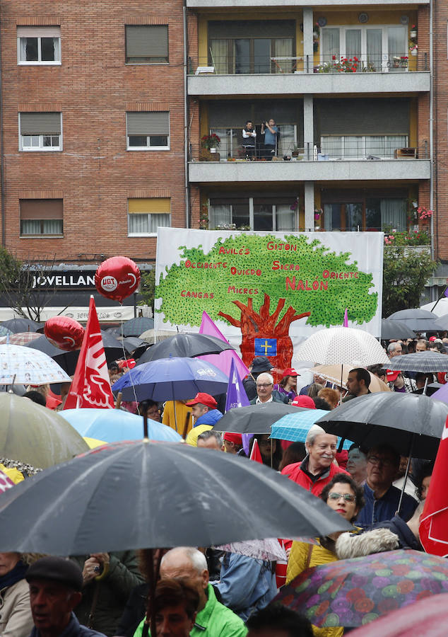 UGT y CCOO de Asturias convocan esta concentración con motivo del 1 de mayo bajo la consigna 'Derechos, igualdad, cohesión. Primero las personas', en la que reivindican al nuevo Gobierno que salga de las urnas que sitúe la agenda social en el centro de sus políticas