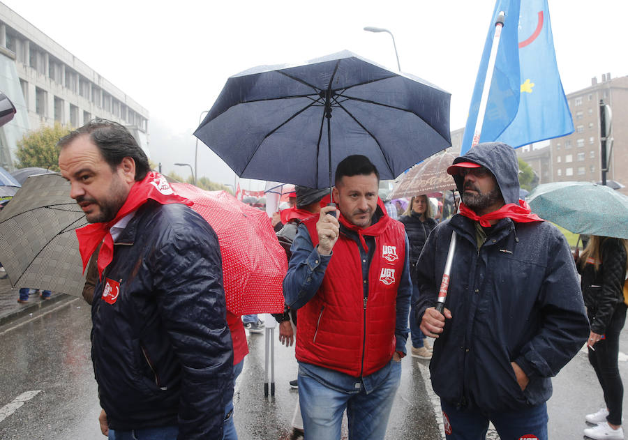 UGT y CCOO de Asturias convocan esta concentración con motivo del 1 de mayo bajo la consigna 'Derechos, igualdad, cohesión. Primero las personas', en la que reivindican al nuevo Gobierno que salga de las urnas que sitúe la agenda social en el centro de sus políticas