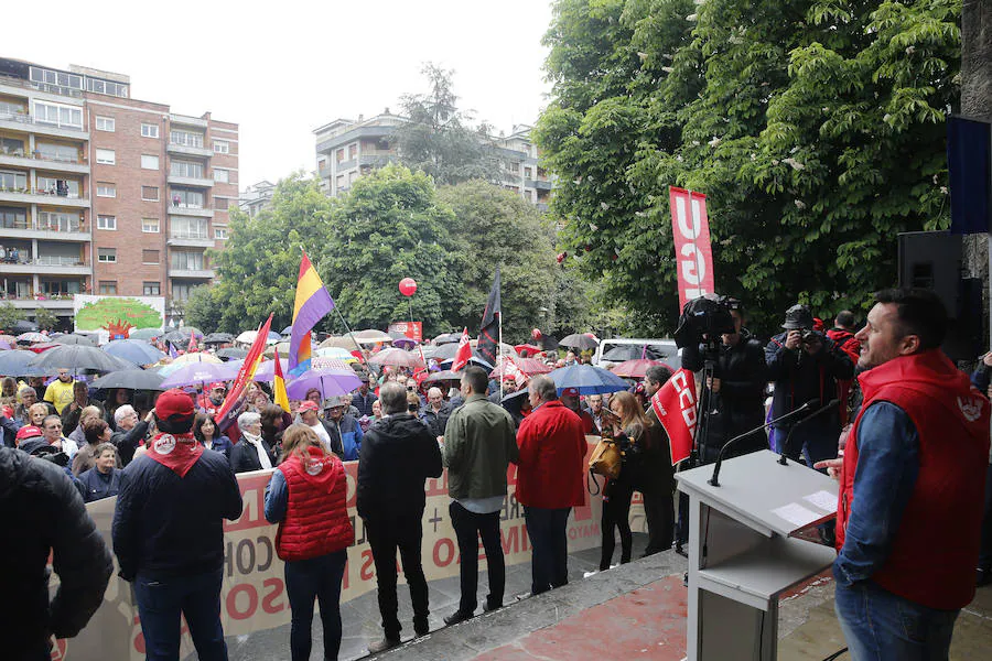 UGT y CCOO de Asturias convocan esta concentración con motivo del 1 de mayo bajo la consigna 'Derechos, igualdad, cohesión. Primero las personas', en la que reivindican al nuevo Gobierno que salga de las urnas que sitúe la agenda social en el centro de sus políticas