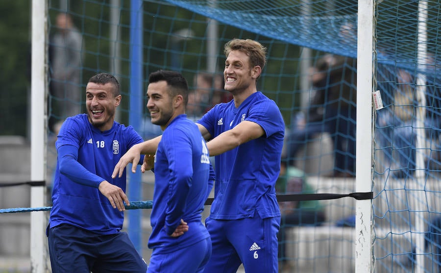 Entrenamiento exigente del conjunto carbayón ante la presencia de muchos aficionados azules