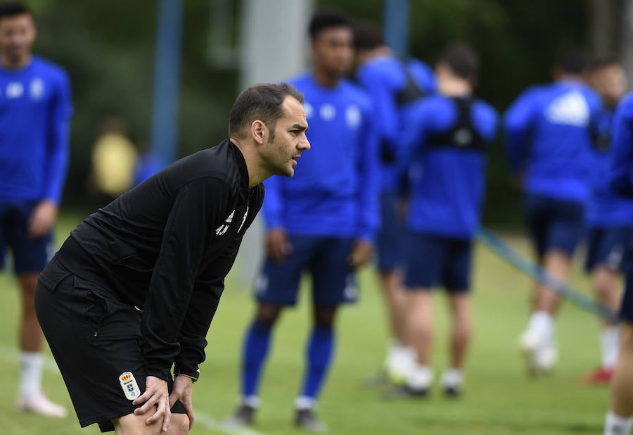 Entrenamiento exigente del conjunto carbayón ante la presencia de muchos aficionados azules