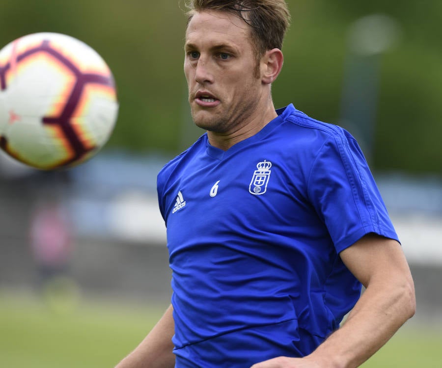 Entrenamiento exigente del conjunto carbayón ante la presencia de muchos aficionados azules