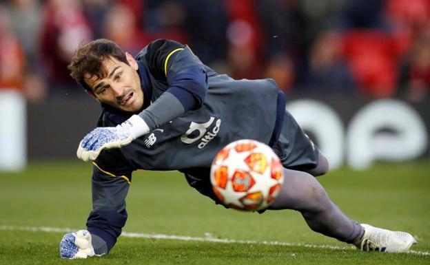 El portero Iker Casillas sufre un infarto durante un entrenamiento en Oporto.