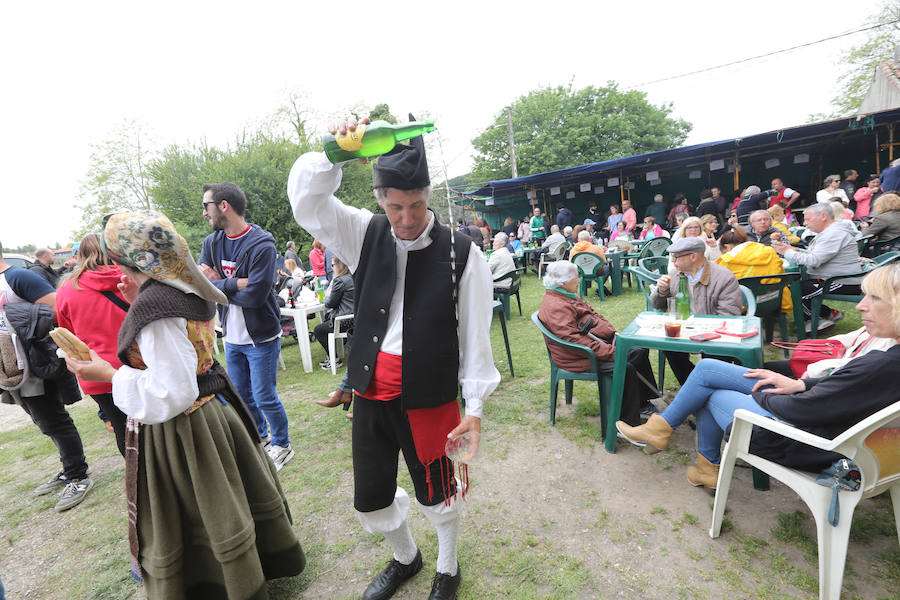 Miles de personas han disfrutado, un año más, de la jira en el embalse de Trasona (Corvera), una fiesta declarada de Interés Turístico. Empanada, tortilla, barbacoas y sidra son los ingredientes principales de una de las celebraciones más consolidadas de Asturias.