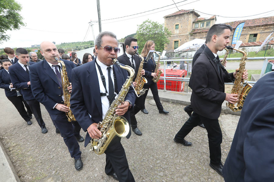 Miles de personas han disfrutado, un año más, de la jira en el embalse de Trasona (Corvera), una fiesta declarada de Interés Turístico. Empanada, tortilla, barbacoas y sidra son los ingredientes principales de una de las celebraciones más consolidadas de Asturias.