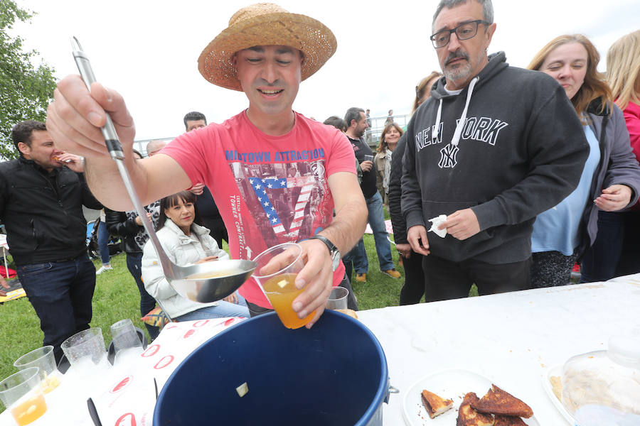 Miles de personas han disfrutado, un año más, de la jira en el embalse de Trasona (Corvera), una fiesta declarada de Interés Turístico. Empanada, tortilla, barbacoas y sidra son los ingredientes principales de una de las celebraciones más consolidadas de Asturias.