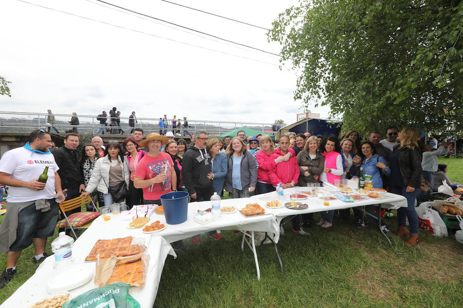 Miles de personas han disfrutado, un año más, de la jira en el embalse de Trasona (Corvera), una fiesta declarada de Interés Turístico. Empanada, tortilla, barbacoas y sidra son los ingredientes principales de una de las celebraciones más consolidadas de Asturias.