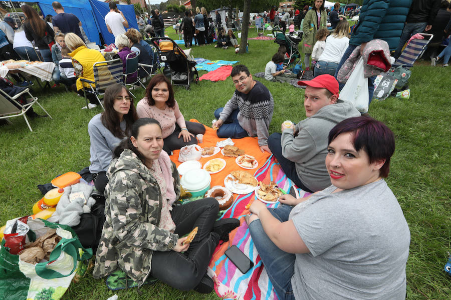 Miles de personas han disfrutado, un año más, de la jira en el embalse de Trasona (Corvera), una fiesta declarada de Interés Turístico. Empanada, tortilla, barbacoas y sidra son los ingredientes principales de una de las celebraciones más consolidadas de Asturias.