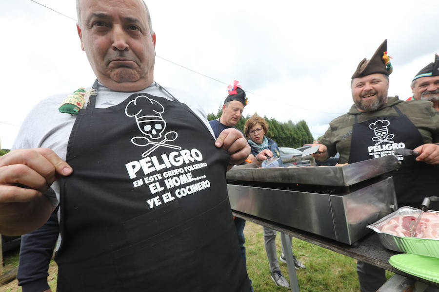 Miles de personas han disfrutado, un año más, de la jira en el embalse de Trasona (Corvera), una fiesta declarada de Interés Turístico. Empanada, tortilla, barbacoas y sidra son los ingredientes principales de una de las celebraciones más consolidadas de Asturias.